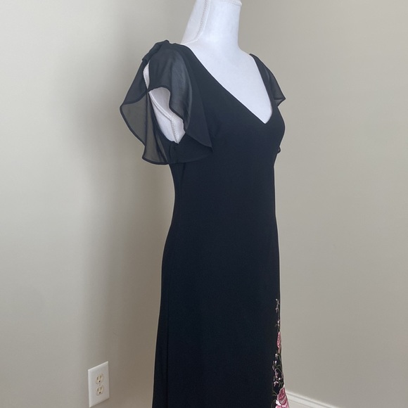 Beautiful Black Dress with V-Neck with Embroidered Floral Detail - Picture 4 of 9